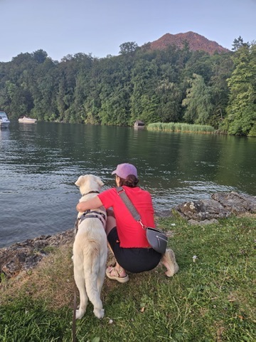 Ruth mit Hund am Vierwaldstättersee